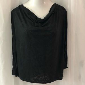 🌸Pretty black top with floral pattern.